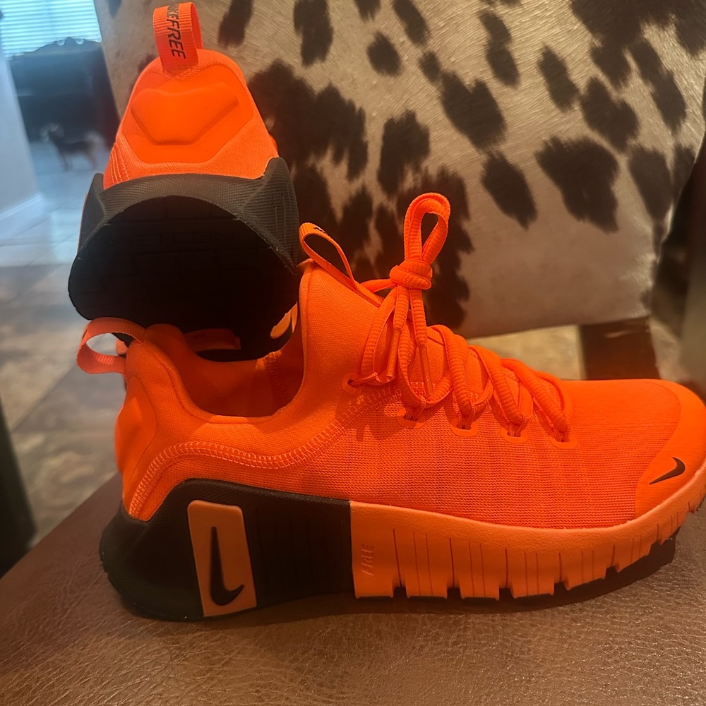 NEW Nike Men’s Orange and Black Athletic Sneakers size 8